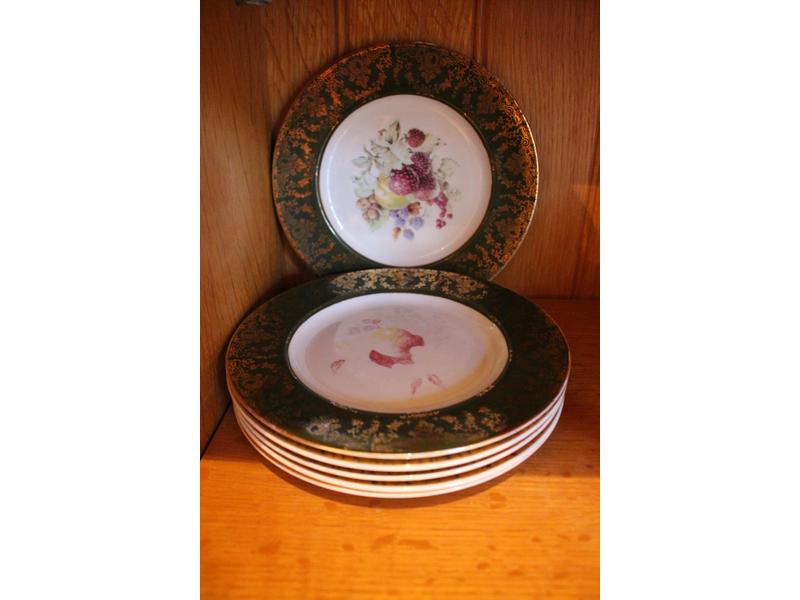 SIX ASSIETTES A DESSERT en porcelaine blanche...