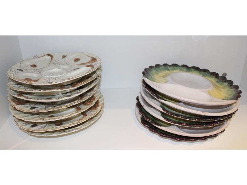 SEPT ASSIETTES à huîtres, en porcelaine blanche...