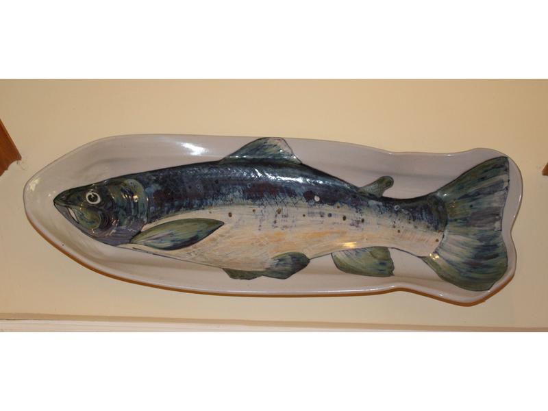 IMPORTANT PLAT A POISSON en porcelaine polychrome...