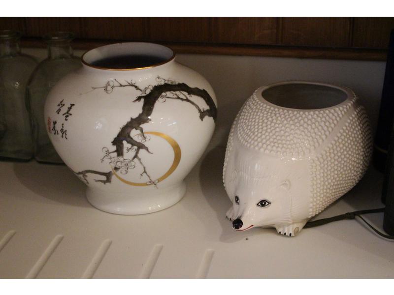 VASE boule en porcelaine blanche à décor...