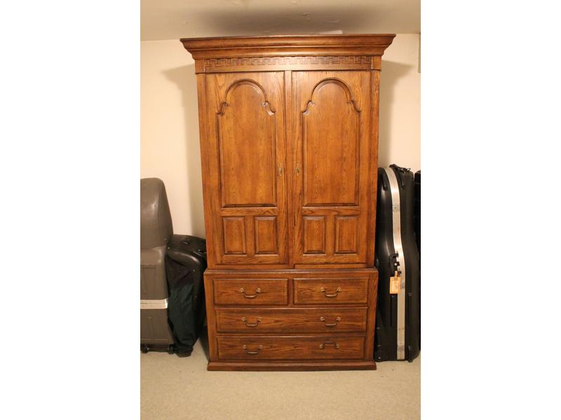 ARMOIRE deux corps en chêne mouluré et sculpté,...