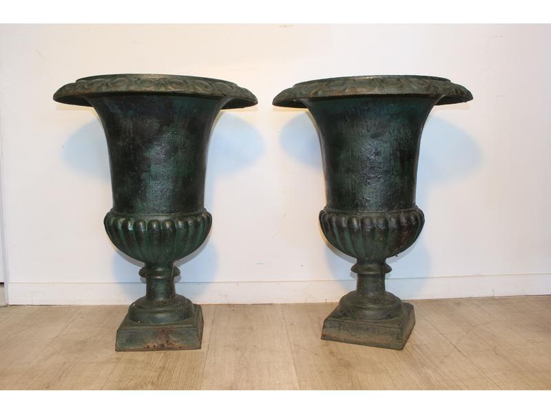 PAIRE DE VASES MEDICIS en fonte de fer laqué...