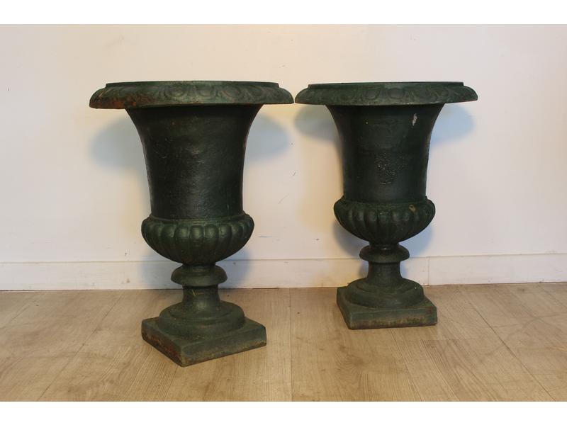 PAIRE DE VASES MEDICIS en fonte de fer laqué...