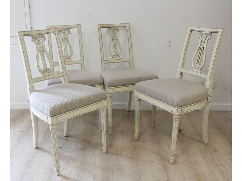 SUITE DE QUATRE CHAISES à dossier ajouré...