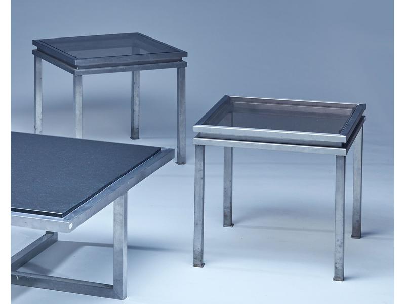 PAIRE DE TABLES DE CHEVET carrées en acier...