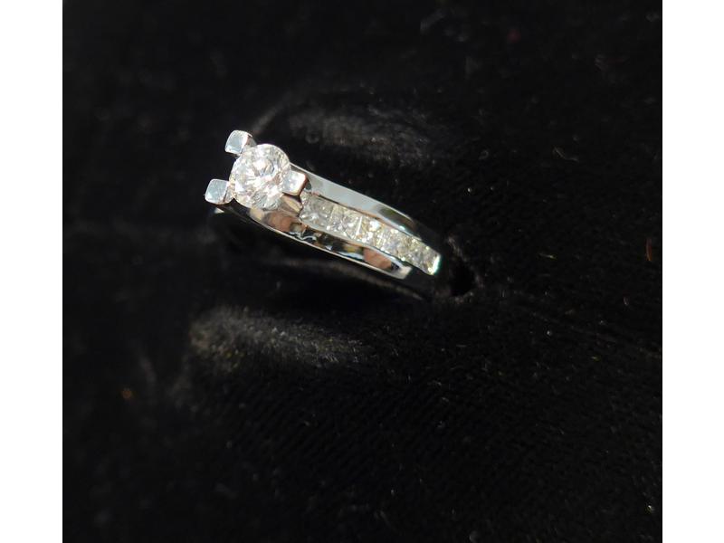 BAGUE en or blanc (750) sertie d'un diamant...