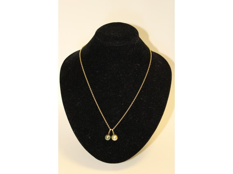 CHAINE en or jaune 18K et ses deux pendentifs...