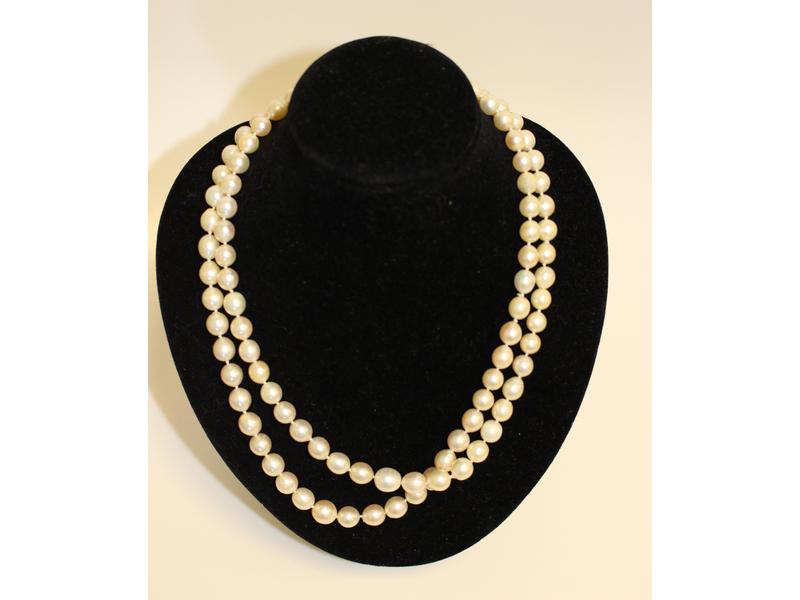 COLLIER de perles à deux rangs, fermoir tonneau...