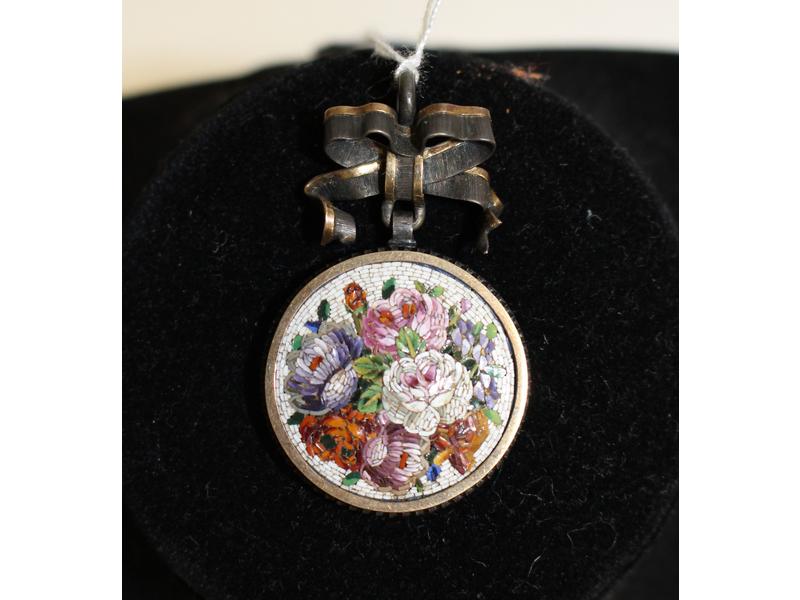 PETIT PENDENTIF circulaire en argent à décor...