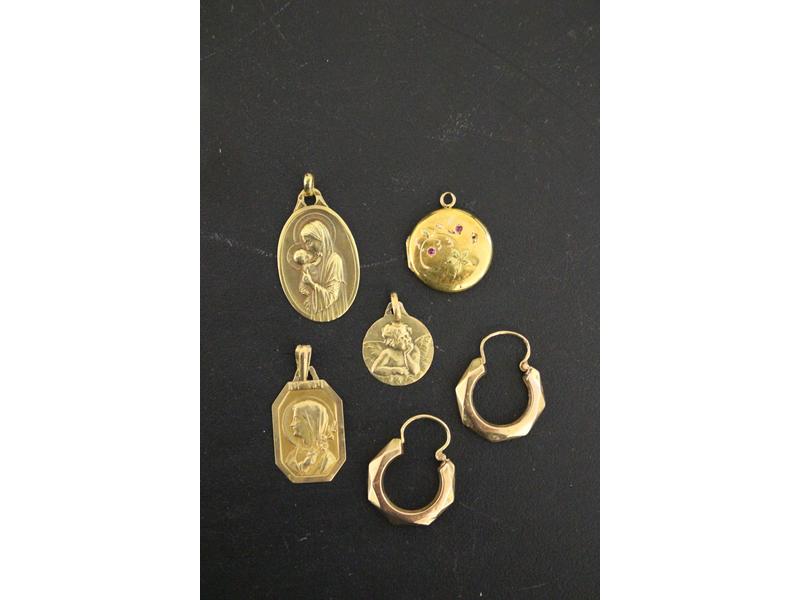 LOT D'OR (750) comprenant  : quatre médailles...