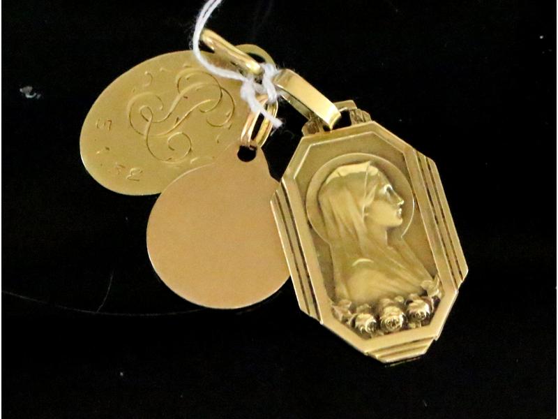TROIS MEDAILLES en or jaune (18K).