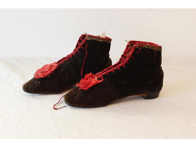 PAIRE DE BOTTINES D'ENFANT à talons en velours...