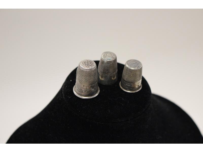 TROIS DES A COUTURE en argent.