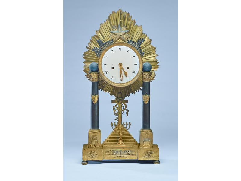 PENDULE PORTIQUE en bronze doré et tôle patinée...