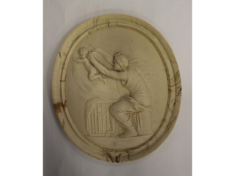 GRAND MEDAILLON ovale en bas-reliefs en résine...