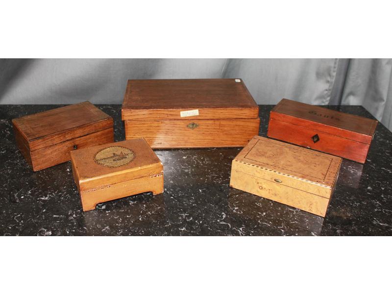LOT DE CINQ BOÎTES en bois divers.
