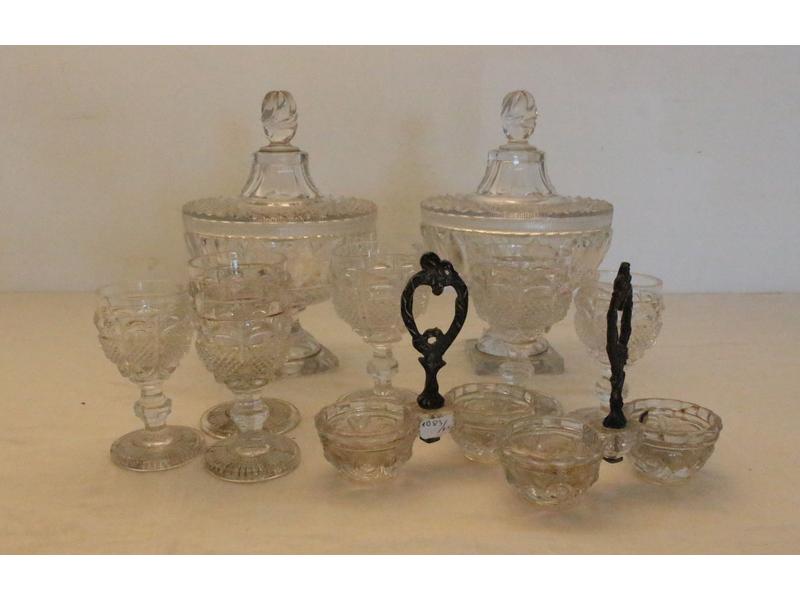 PAIRE DE CONFITURIER couverts en cristal...