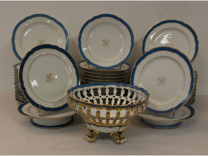 PARTIE DE SERVICE en porcelaine blanche à...