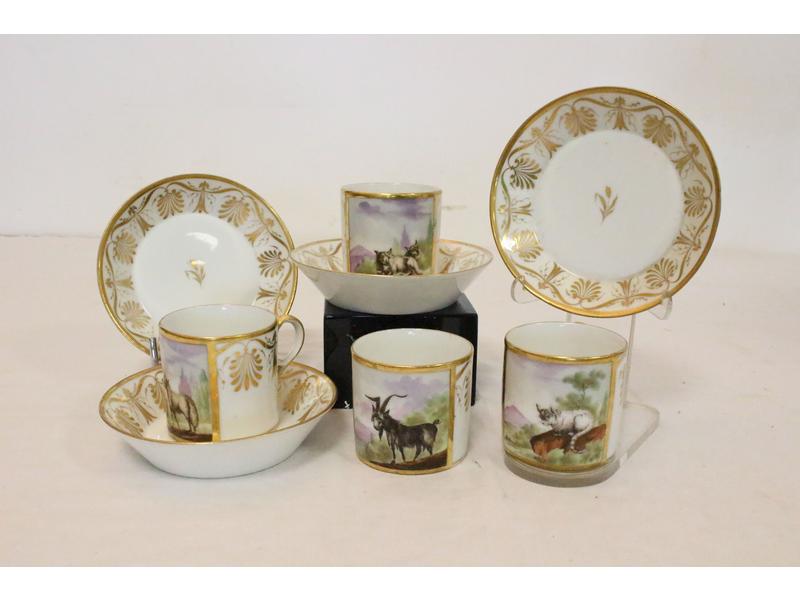 HUIT TASSES et SOUS TASSES en porcelaine...