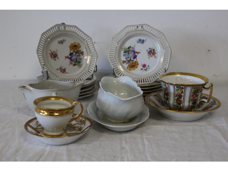 LOT DE PORCELAINES comprenant: