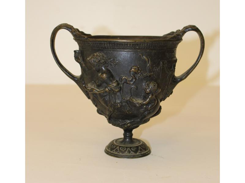 COUPE sur piédouche à deux anses en bronze...