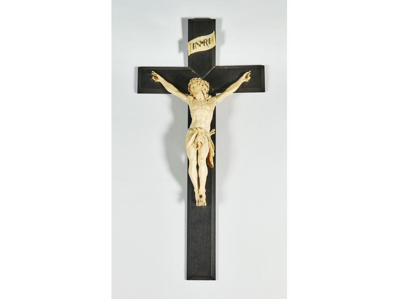 CRUCIFIX en ivoire sculpté sur une croix...