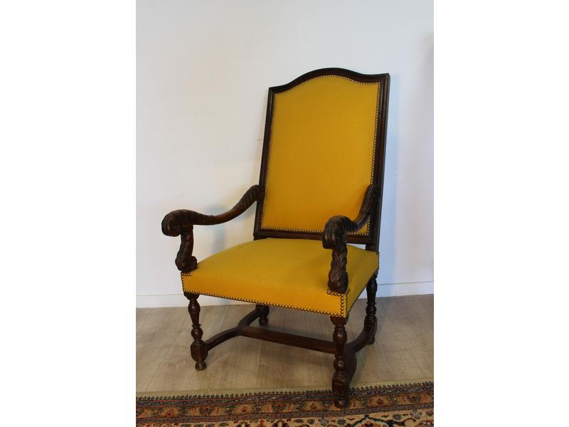 FAUTEUIL à haut dossier plat en chapeau de...