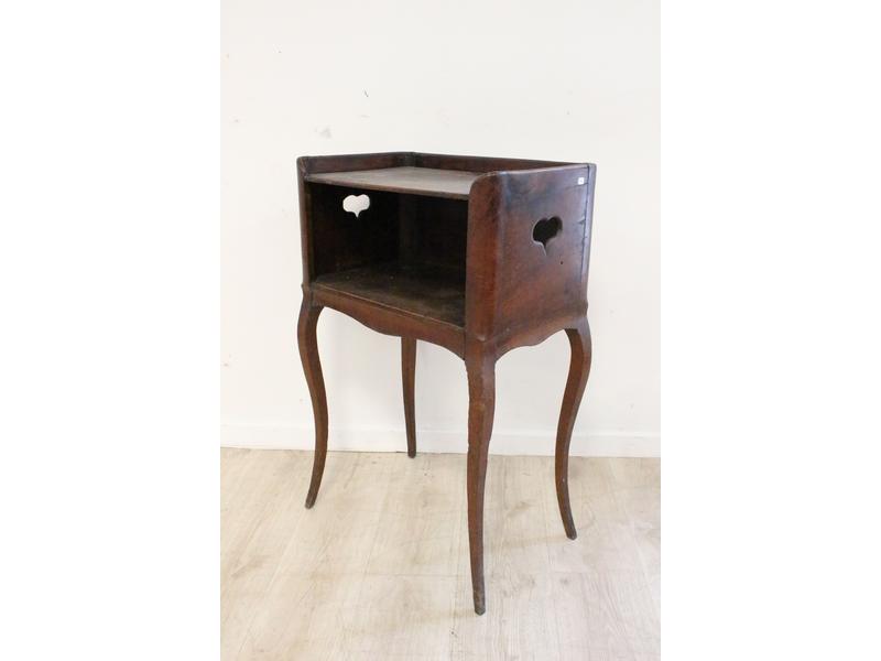 TABLE DE CHEVET en noyer. (Haut. 62 cm)