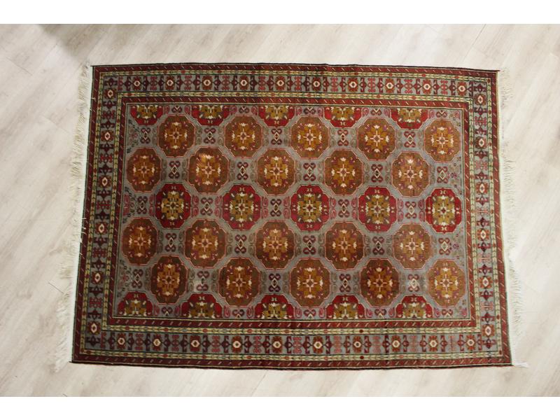 TAPIS en laine à décor polychrome de pieds...