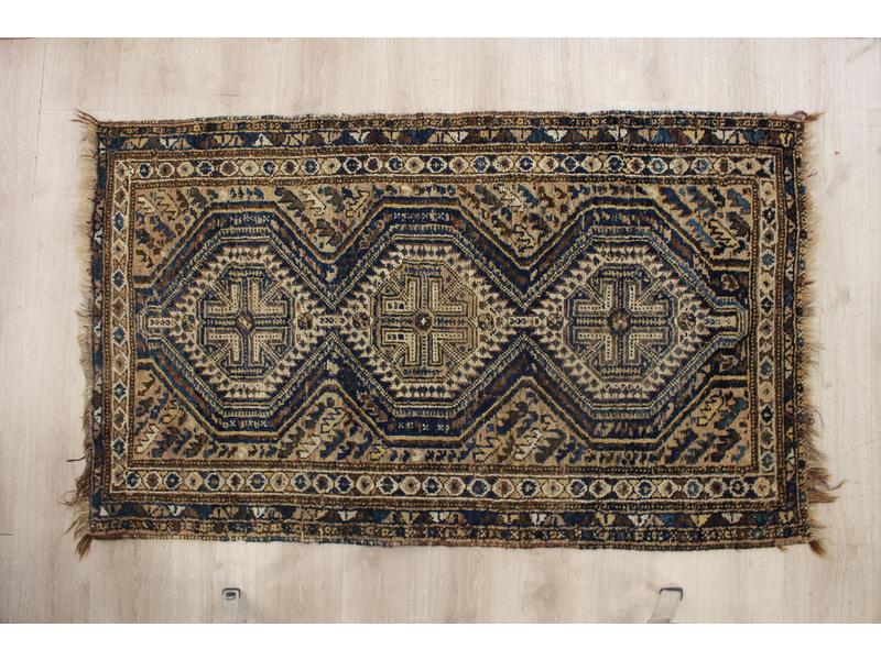 TAPIS en laine à décor de trois médaillons...