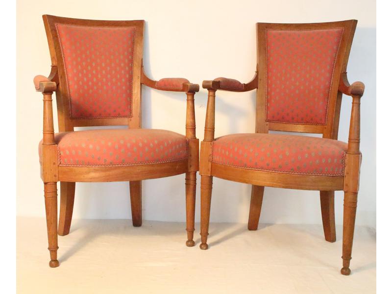 PAIRE DE FAUTEUILS en merisier naturel, montants...