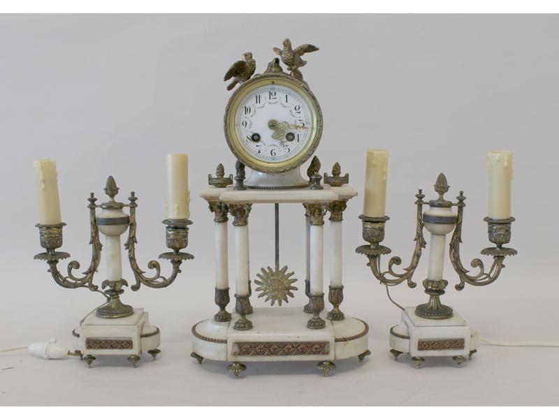 GARNITURE DE CHEMINEE en marbre blanc et...
