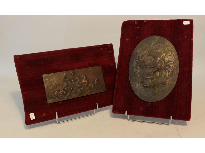 DEUX PLAQUETTES, l'une en médaillon ovale...