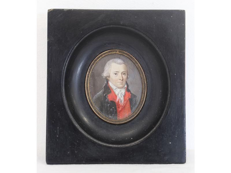MINIATURE OVALE, portrait d'homme au jabot...