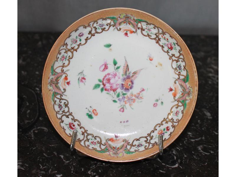 COUPELLE en porcelaine à décor émaillé polychrome...
