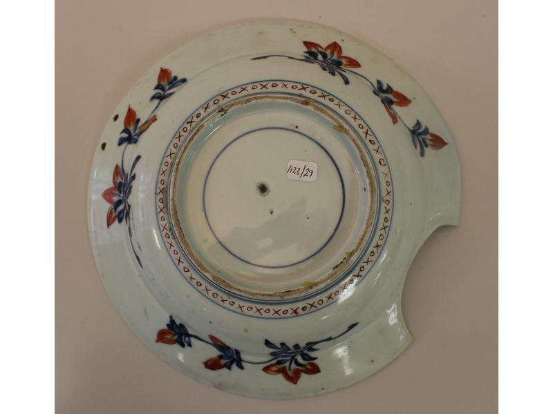 PLAT A BARBE en porcelaine à décor Imari...