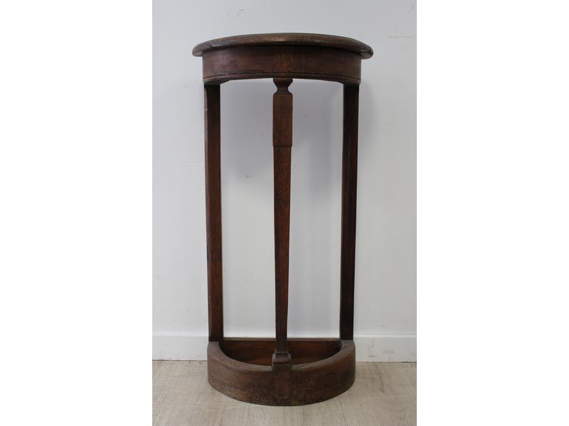 TABOURET de chantre en chêne, formant sellette...