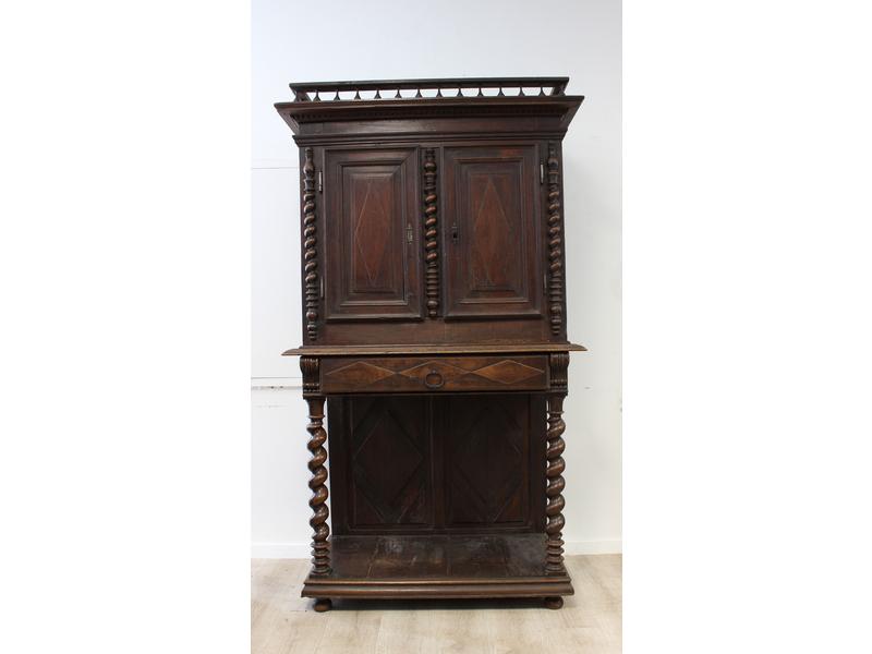CABINET rectangulaire en chêne ciré, ouvrant...