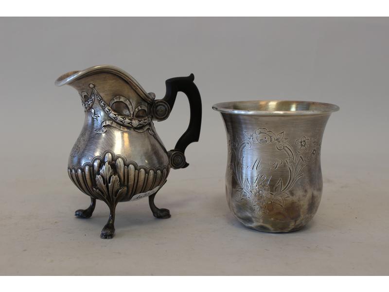 POT A LAIT en argent à décor de guirlande...