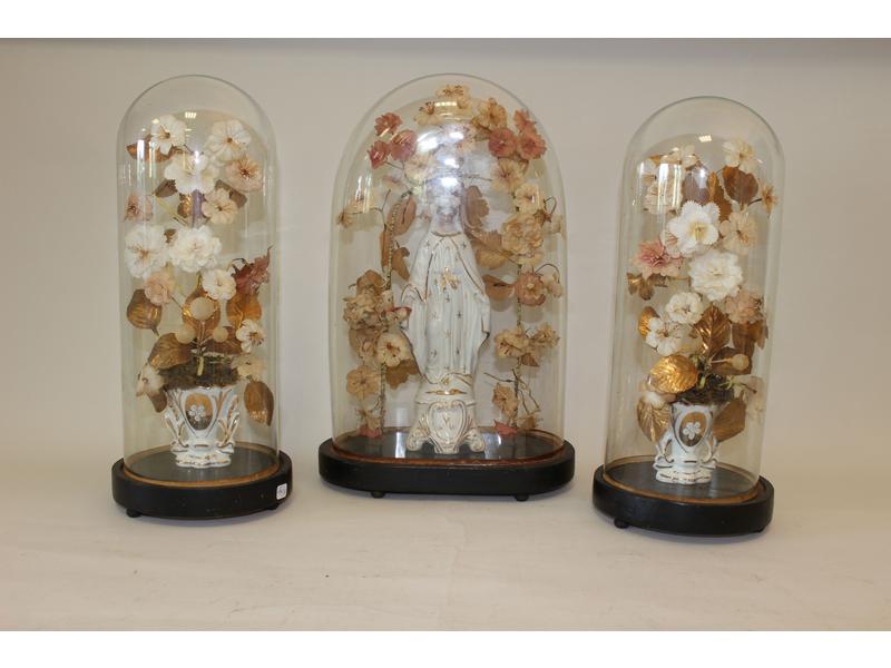 ENSEMBLE DE TROIS GLOBES DE VASES DE MARIEES...