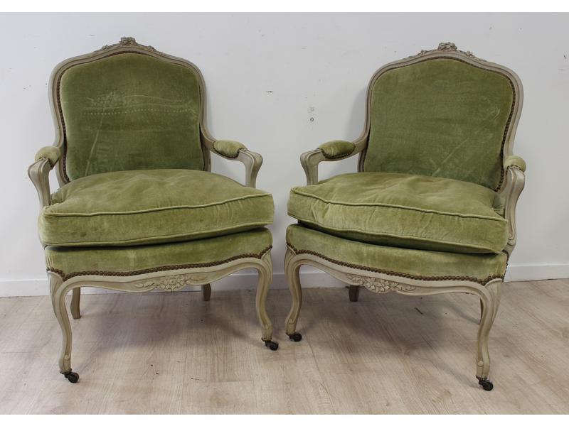 PAIRE DE FAUTEUILS en bois mouluré et sculpté...