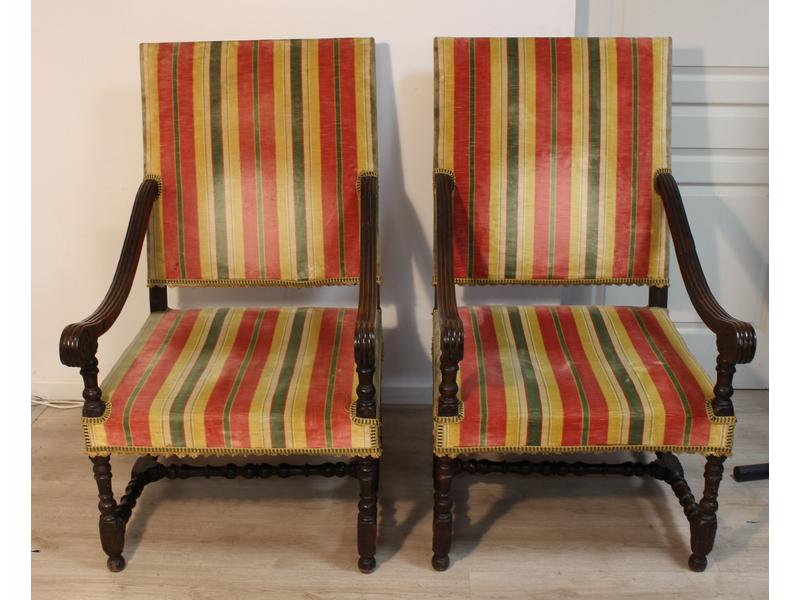 PAIRE DE LARGES FAUTEUILS en bois à haut...