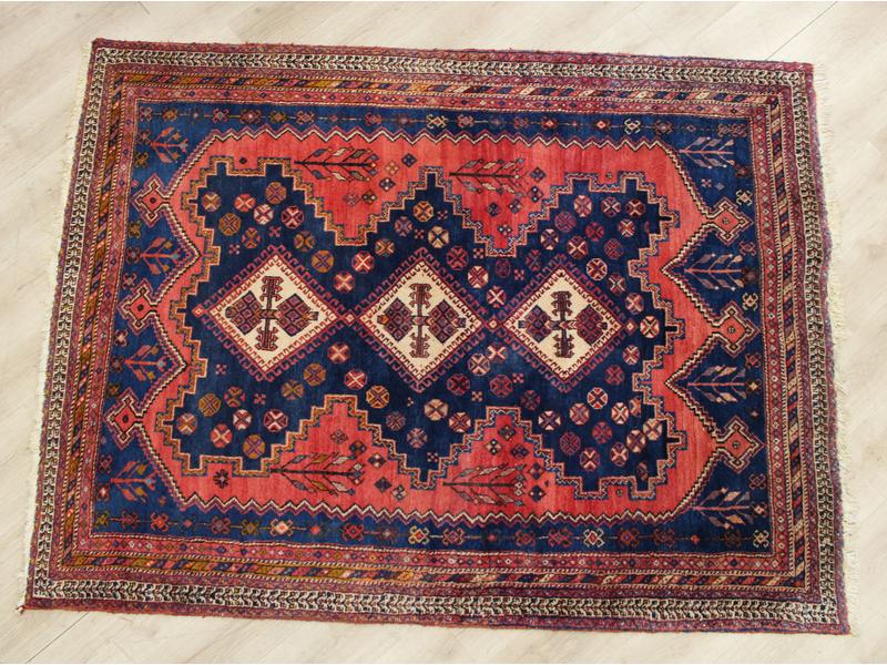 TAPIS en laine à décor polychrome de trois...