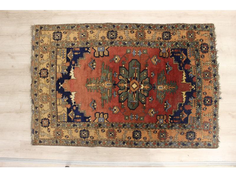 TAPIS en laine à décor géométrique sur fond...