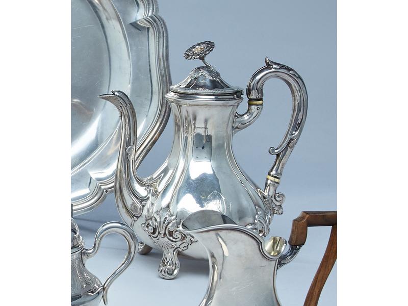 CAFETIERE en argent à côtes, chiffrée, pieds...