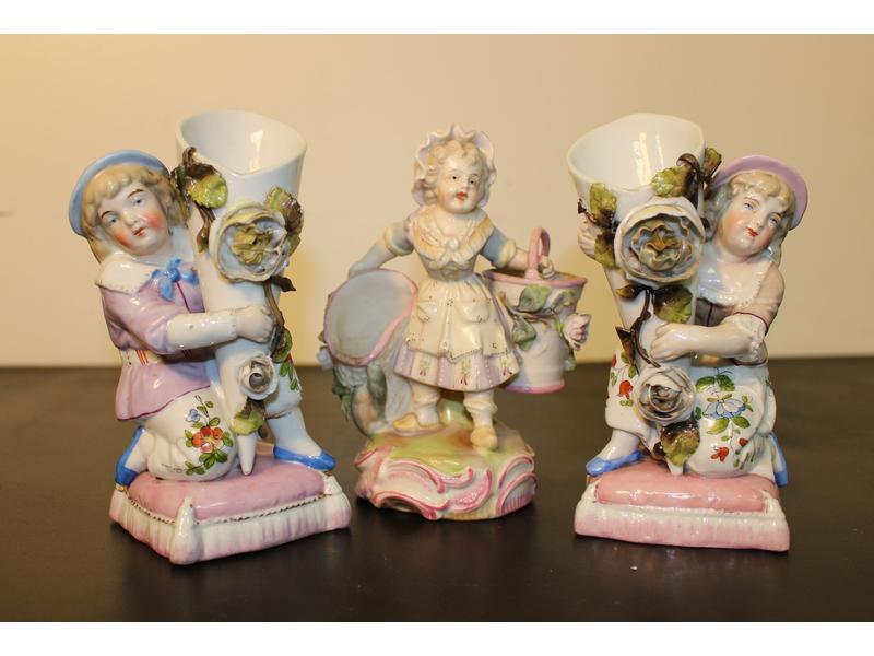 PAIRE DE PETITS VASES en porcelaine émaillée...