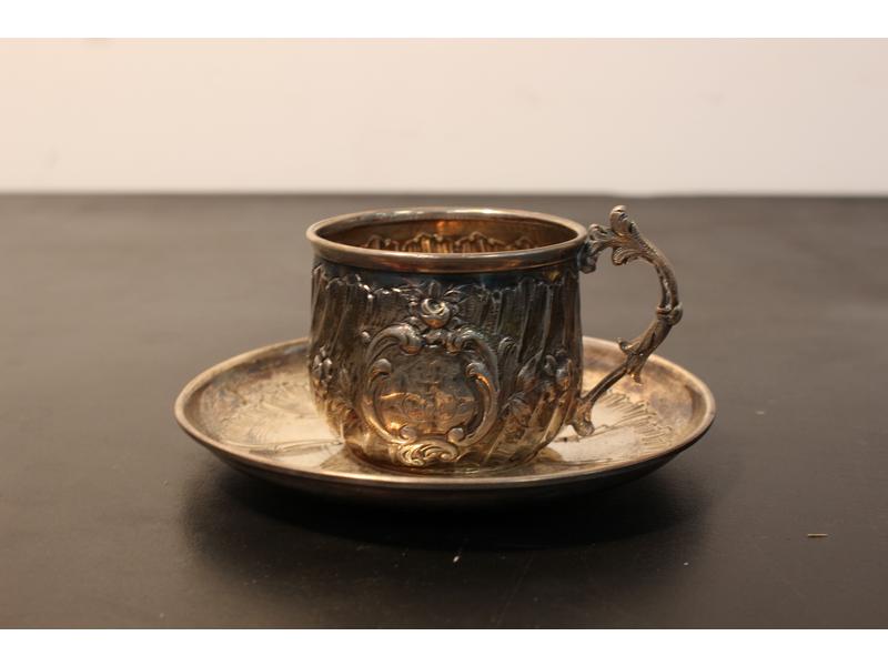 TASSE ET SOUS-TASSE en argent à décor de...