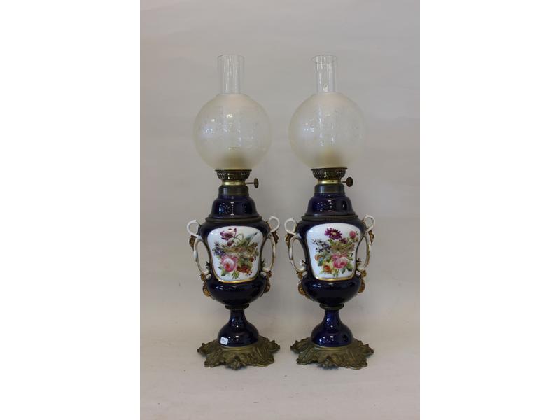 PAIRE DE LAMPES à pétrole en porcelaine émaillée...
