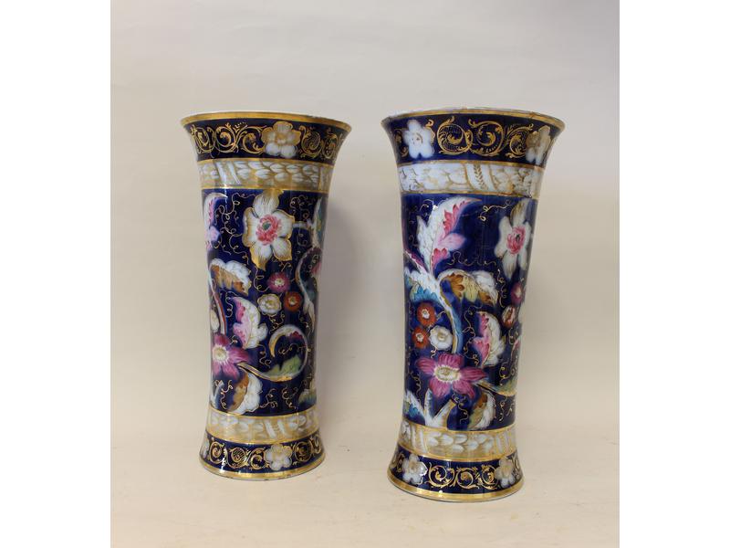 PAIRE DE VASES cornets en porcelaine émaillée...
