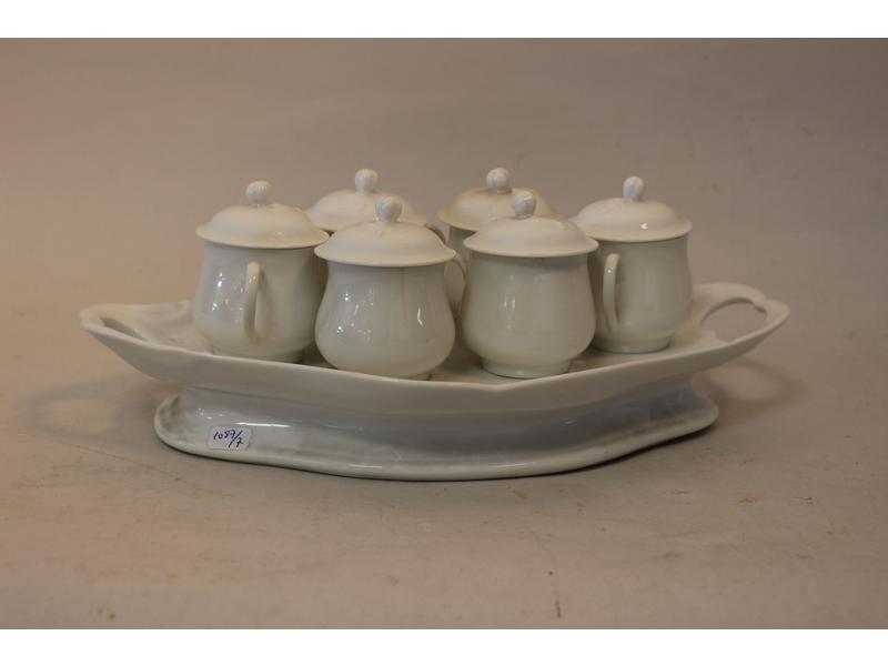 SERVICE A CREME à six petits pots couverts...